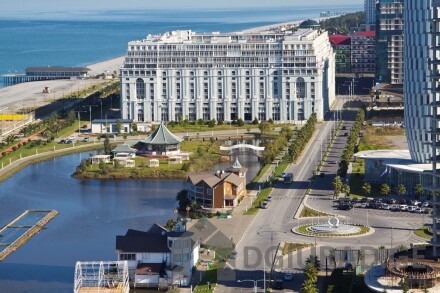 A 3-room apartment on the 4th floor is for daily rent